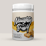 Imagine cu o cutie de Naughty Boy® Advanced Whey 900g (30 de serviri), o proteină din zer de calitate superioară pentru creștere musculară. Aromă de peanut butter ușor vanilat.