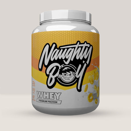 Imagine cu o cutie de Naughty Boy® Advanced Whey 2100g (70 de serviri), o proteină din zer de calitate superioară pentru creștere musculară. Aromă de unt de arahide și cereale cu lapte!