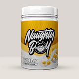 Imagine cu o cutie de Naughty Boy® Advanced Whey 900g (30 de serviri), o proteină din zer de calitate superioară pentru creștere musculară. Aromă de unt de arahide și cereale cu lapte!