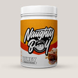 Imagine cu o cutie de Naughty Boy® Advanced Whey 900g (30 de serviri), o proteină din zer de calitate superioară pentru creștere musculară. Cu aromă de sticky toffee pudding.