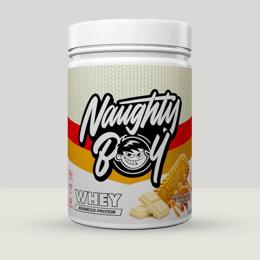 Imagine cu o cutie de Naughty Boy® Advanced Whey 900g (30 de serviri), o proteină din zer de calitate superioară pentru creștere musculară. Cu aromă de ciocolată albă și biscuiți cu caramel.