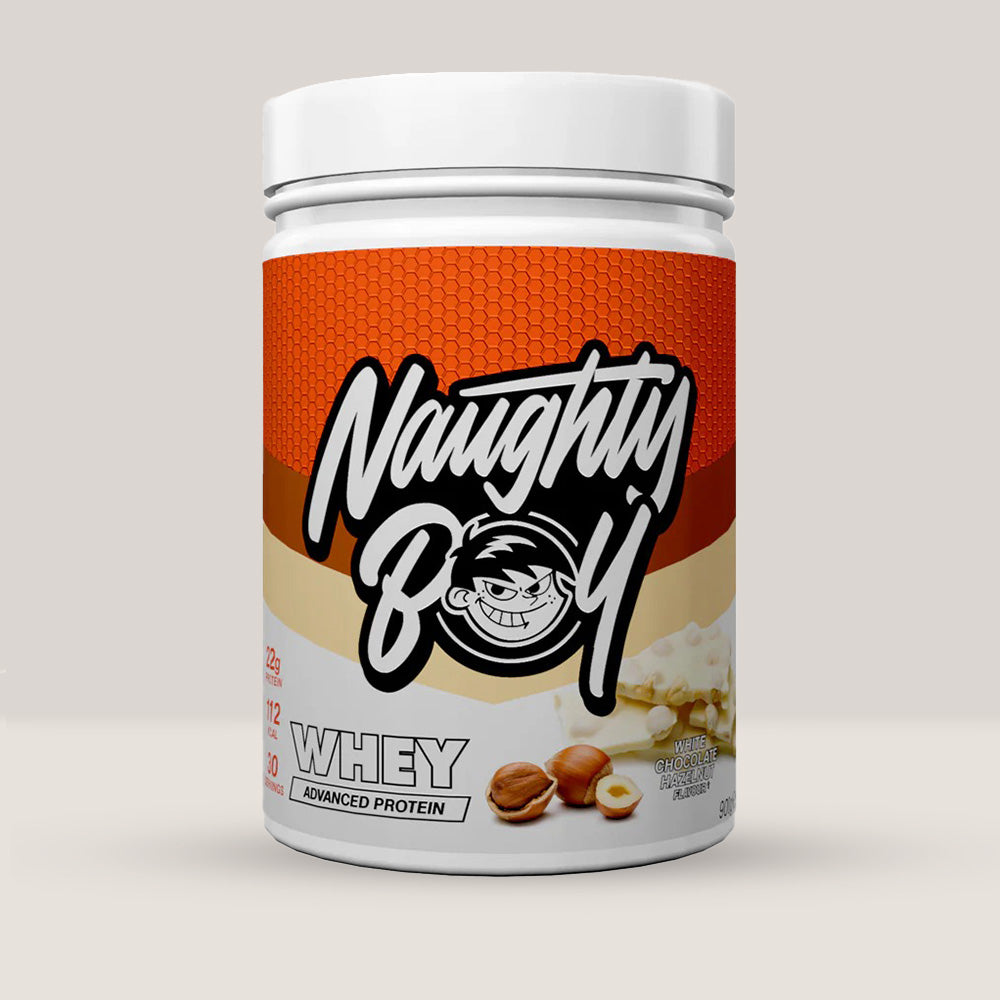 Imagine cu o cutie de Naughty Boy® Advanced Whey 900g (30 de serviri), o proteină din zer de calitate superioară pentru creștere musculară cu aromă de ciocolată albă și alune de pădure.