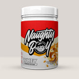 Imagine cu o cutie de Naughty Boy® Advanced Whey 900g (30 de serviri), o proteină din zer de calitate superioară pentru creștere musculară. Aromă de ciocolată albă și arahide sărate.