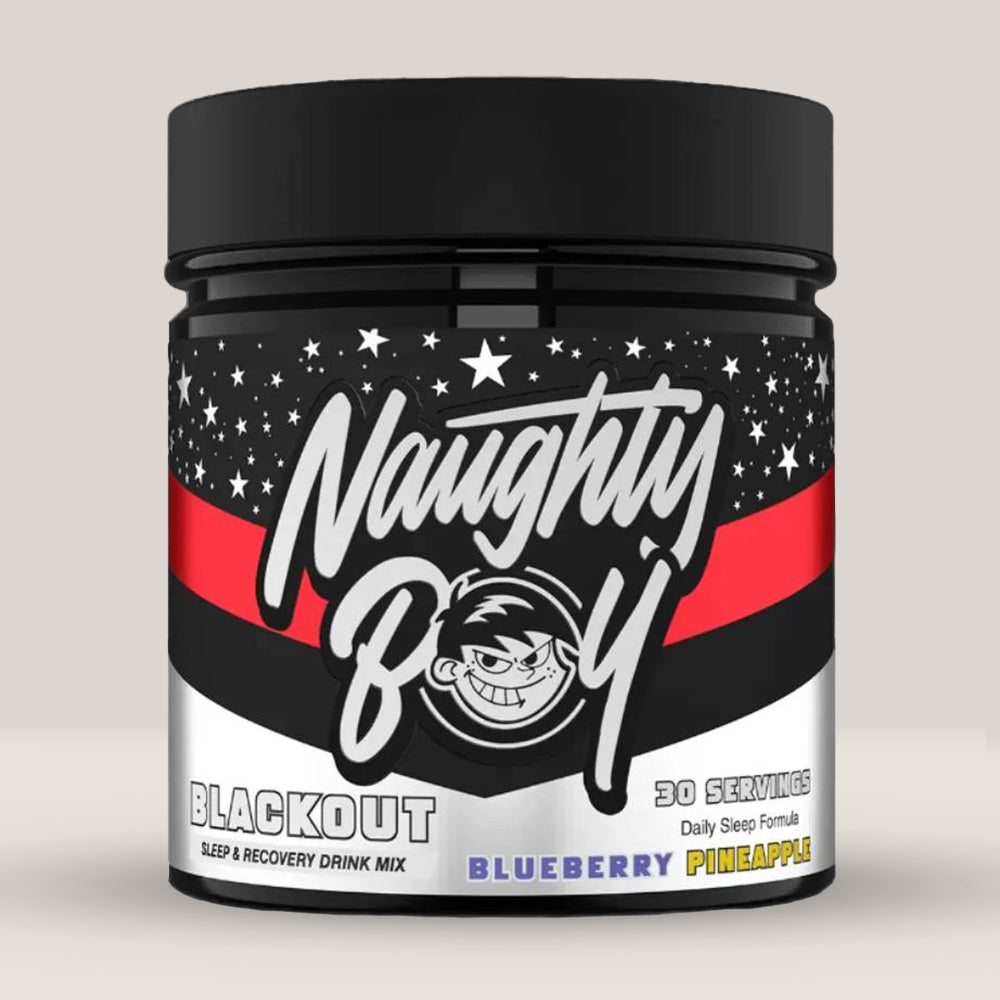 Imagine cu o cutie de Black Out 375g (30 de serviri) de la Naughty Boy, un supliment pentru somn profund și odihnitor.