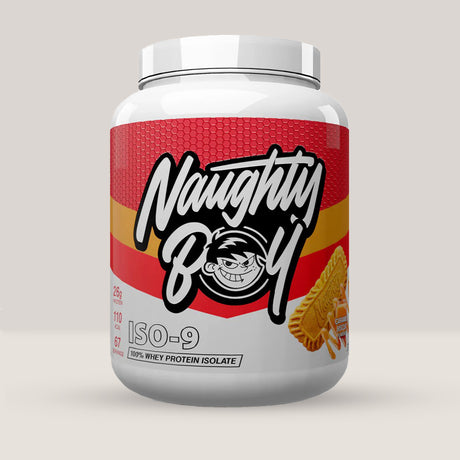 Imagine cu o cutie de Iso-9 Whey Isolate 2100g (70 de serviri) de la Naughty Boy, un izolat proteic din zer cu puritate ridicată cu aromă de caramel și biscuiți.