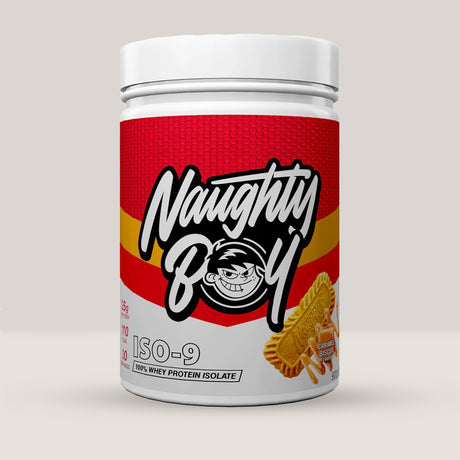 Imagine cu o cutie de Iso-9 Whey Isolate 900g (30 de serviri) de la Naughty Boy, un izolat proteic din zer cu puritate ridicată cu aromă de caramel și biscuiți.