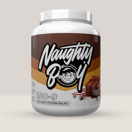 Imagine cu o cutie de Iso-9 Whey Isolate 2100g (70 de serviri) de la Naughty Boy, un izolat proteic din zer cu puritate ridicată cu aromă de ciocolată și brownie.