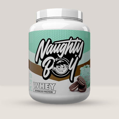 Imagine cu o cutie de Iso-9 Whey Isolate 2100g (70 de serviri) de la Naughty Boy, un izolat proteic din zer cu puritate ridicată cu aromă de vanilie și înghețată.