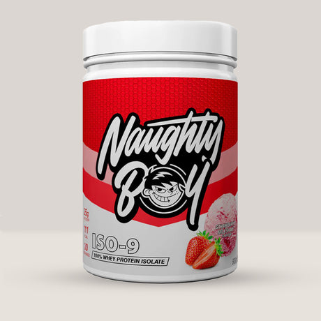 Imagine cu o cutie de Iso-9 Whey Isolate 900g (30 de serviri) de la Naughty Boy, un izolat proteic din zer cu puritate ridicată cu aromă de căpșuni și milkshake.