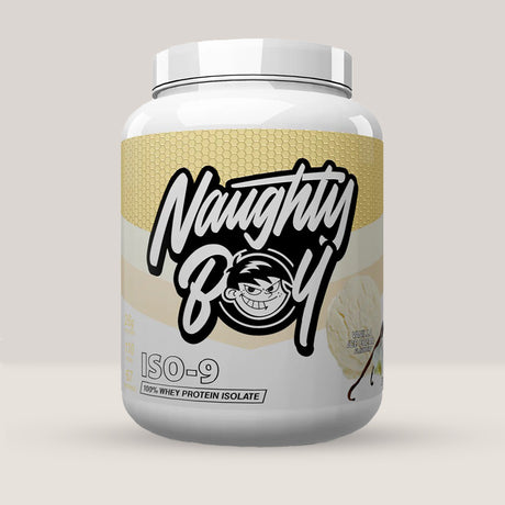 Imagine cu o cutie de Iso-9 Whey Isolate 2100g (70 de serviri) de la Naughty Boy, un izolat proteic din zer cu puritate ridicată cu aromă de vanilie și înghețată.