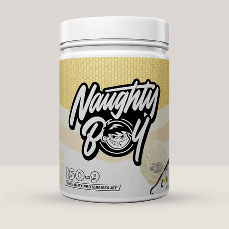 Imagine cu o cutie de Iso-9 Whey Isolate 900g (30 de serviri) de la Naughty Boy, un izolat proteic din zer cu puritate ridicată cu aromă de vanilie și înghețată.