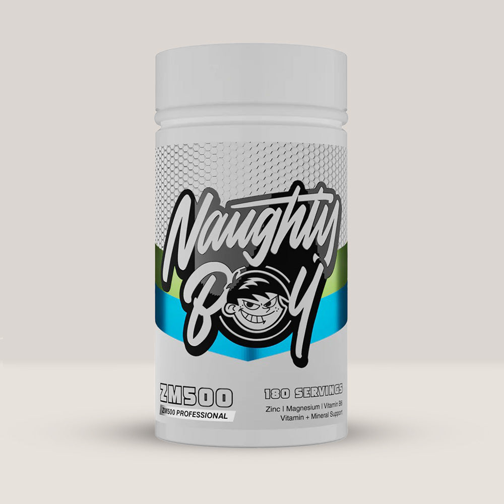 Imagine cu o cutie de Naughty Boy® ZM500 Professional (180 de serviri), un supliment cu zinc, magneziu și vitamina B6 pentru creșterea masei musculare și forță.