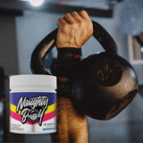 Antrenamente transcendente, fără cofeină. NAUGHTY BOY Pump: energie amplificată, concentrare absolută, pompă musculară maximă.