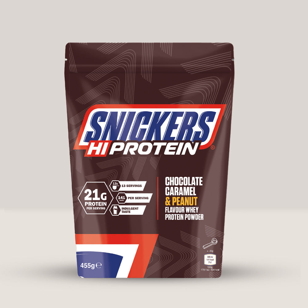 Recipient de 455g de shake proteic Snickers Hi-Protein cu aromă de ciocolată, caramel și arahide.