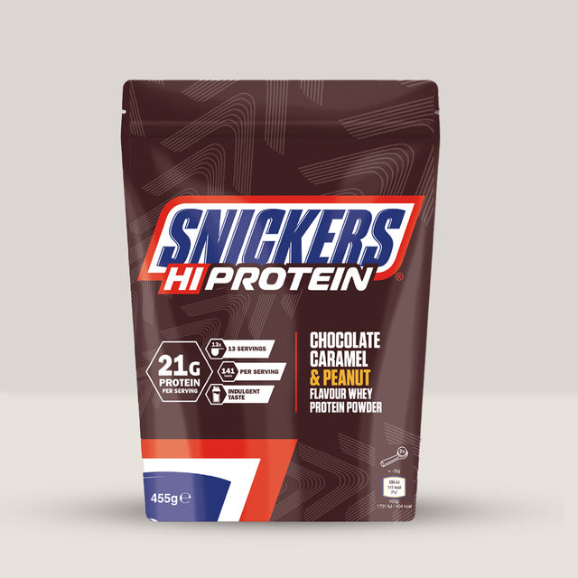 Recipient de 455g de shake proteic Snickers Hi-Protein cu aromă de ciocolată, caramel și arahide.