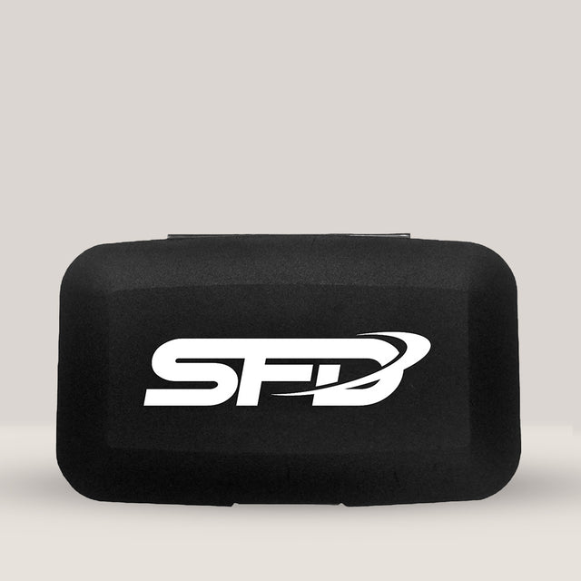 Imagine cu cutia SFD Pill Box, un accesoriu practic și compact pentru organizarea suplimentelor, cu 5 compartimente separate și logo SFD.