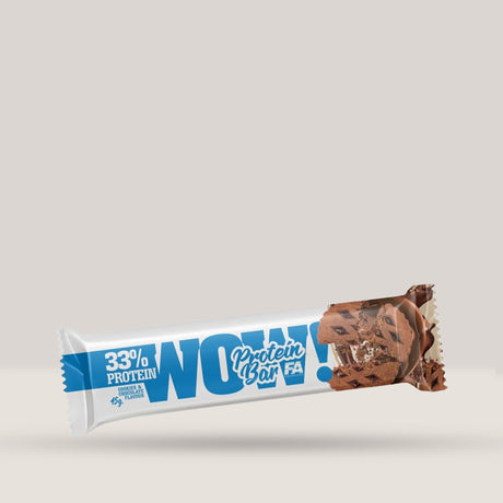 Imagine cu un baton proteic WOW! Protein Bar 45g de la Fitness Authority, o gustare delicioasă și sănătoasă cu 15g de proteine și aromă de ciocolată cu cookies.