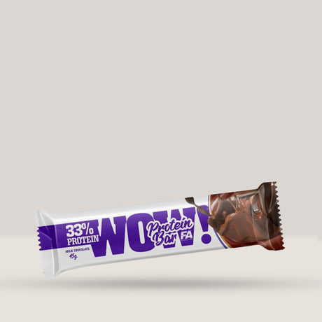Imagine cu un baton proteic WOW! Protein Bar 45g de la Fitness Authority, o gustare delicioasă și sănătoasă cu aromă de ciocolată și lapte.